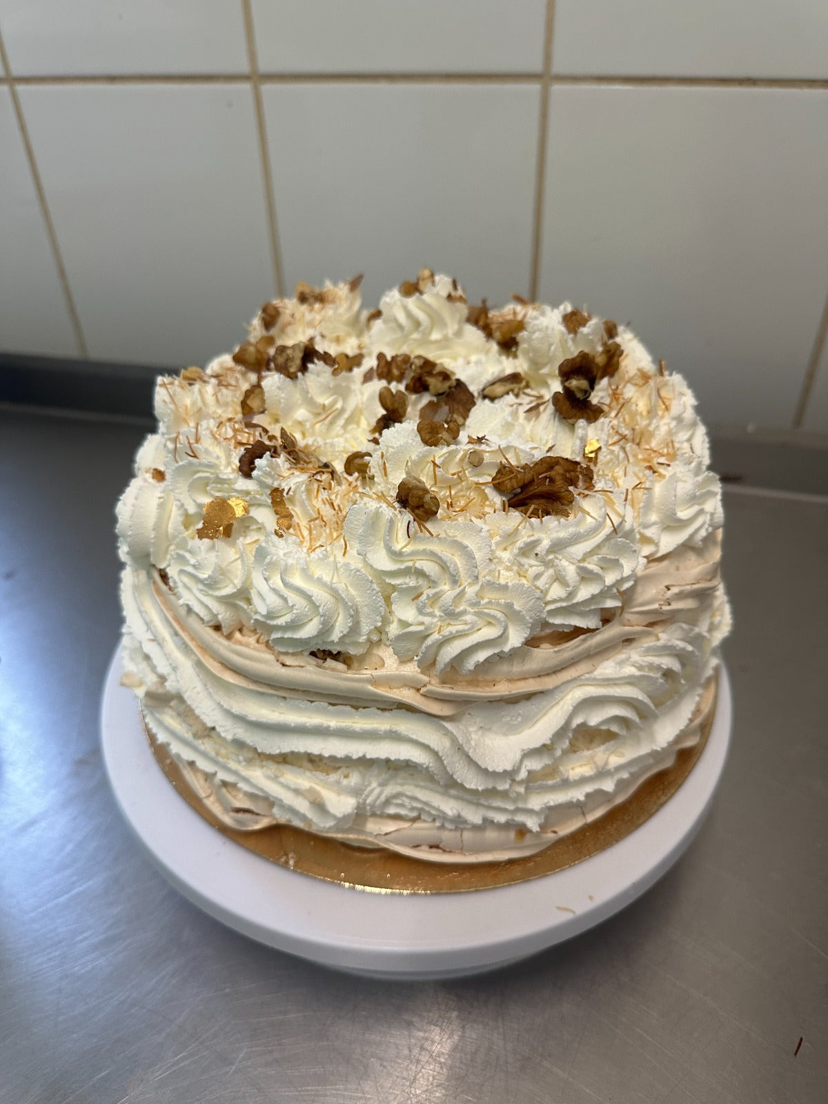 Tort bezowy z bitą śmietaną
