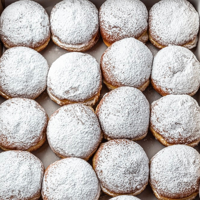 Pączki z marmoladą różaną i cukrem pudrem