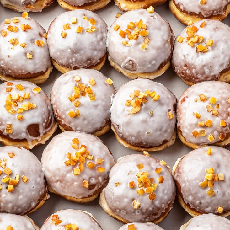Pączki z marmoladą różaną i lukrem